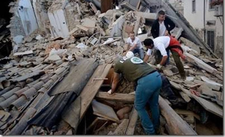 Η Ιταλία θρηνεί τα θύματα του σεισμού