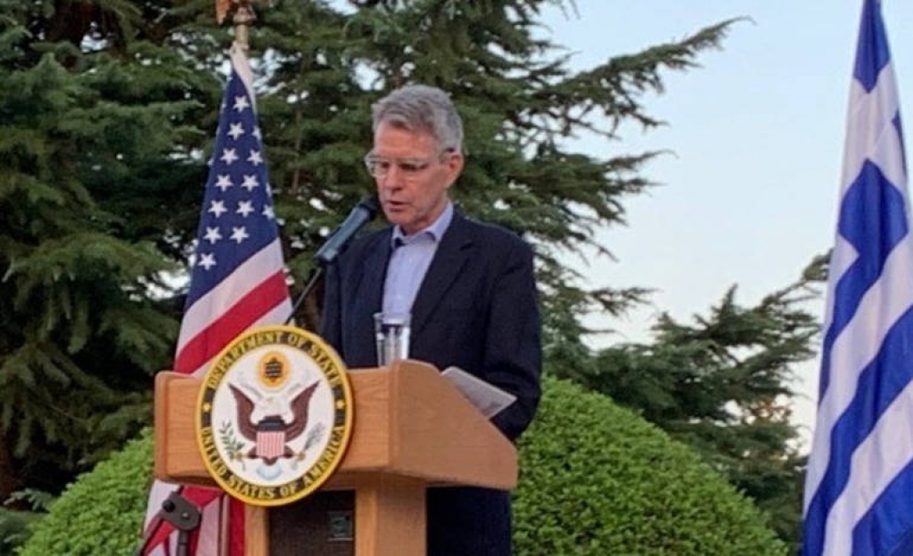 Ο Αμερικάνος πρέσβης διασκεδάζει τις εντυπώσεις της ταύτισης του με τον ΣΥΡΙΖΑ