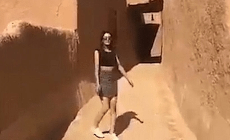 Σαουδική Αραβία: Συνελήφθη η κοπέλα που δημοσίευσε βίντεο φορώντας μίνι φούστα (video)