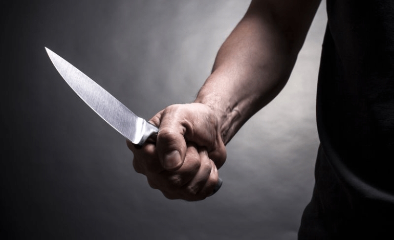 Αμόκ στον Άγιο Παντελεήμονα: Επιτέθηκε σε αστυνομικούς με μαχαίρι και οξύ