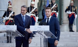Η Γαλλία στηρίζει την Ελλάδα ξεκάθαρα και με αποφασιστικότητα, δηλώνει ο Μακρόν