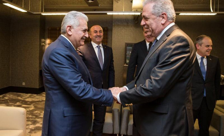 Συνάντηση Αβραμόπουλου με τον Τούρκο πρωθυπουργό