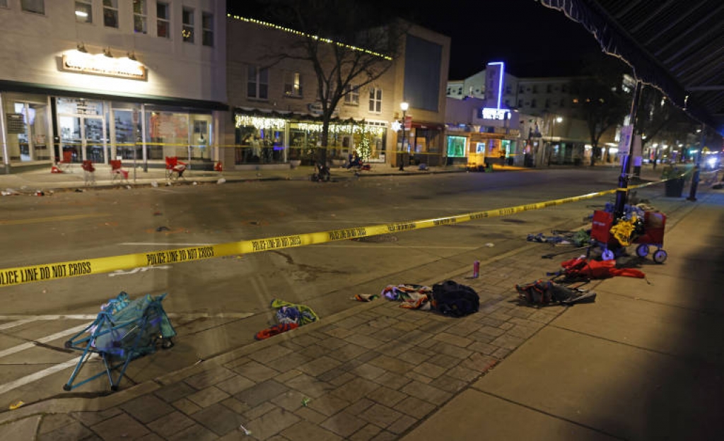 Πέντε νεκροί από επίθεση σε χριστουγεννιάτικη παρέλαση κοντά στο Μιλγουόκι