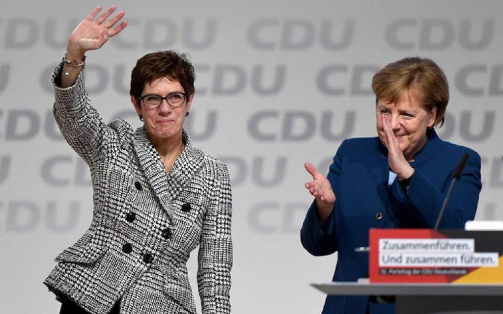 Δημοφιλέστερη της Μέρκελ η διάδοχός της στο CDU