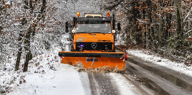 Χιονίζει στην Αττική - Μέτρα για την πρόληψη ατυχημάτων από την τροχαία