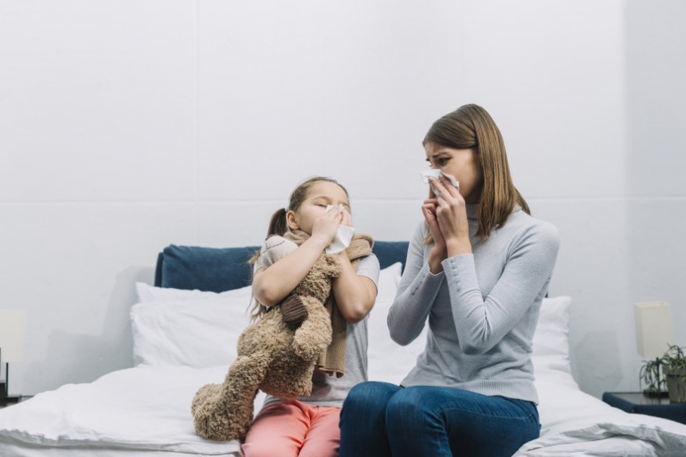 Ο αλλεργιολόγος Δημήτρης Μήτσιας καταρρίπτει τον μύθο που θέλει τα κατοικίδια να δημιουργούν αναπνευστικές αλλεργίες στα παιδιά. Στην πραγματικότητα, οι λιλιπούτειοι που συμβιώνουν με ζώα έχουν μικρότερο κίνδυνο για άσθμα.