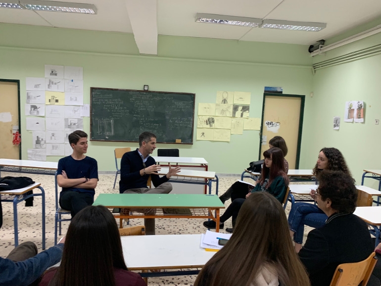 Ο Κώστας Μπακογιάννης συζητά με μαθητές στο συγκρότημα της Γκράβας