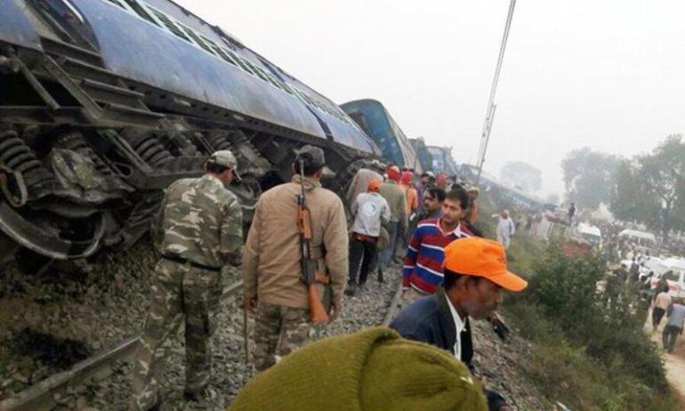 Φρίκη στην Ινδία: Τουλάχιστον 130 νεκροί σε σιδηροδρομικό δυστύχημα (Video)