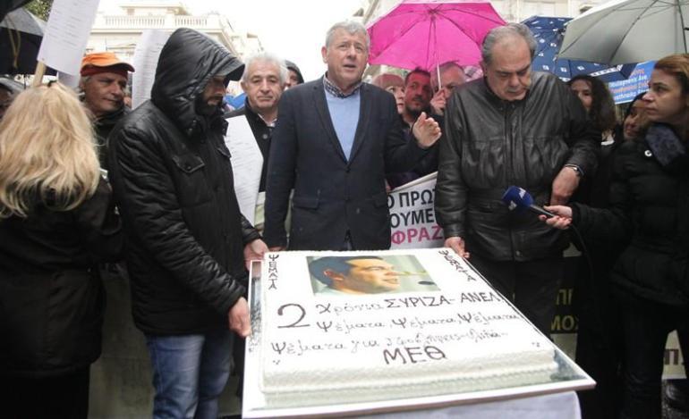 Η ΠΟΕΔΗΝ έκοψε... τούρτα διαμαρτυρίας για τα δύο χρόνια ΣΥΡΙΖΑ-ΑΝΕΛ (Photo)