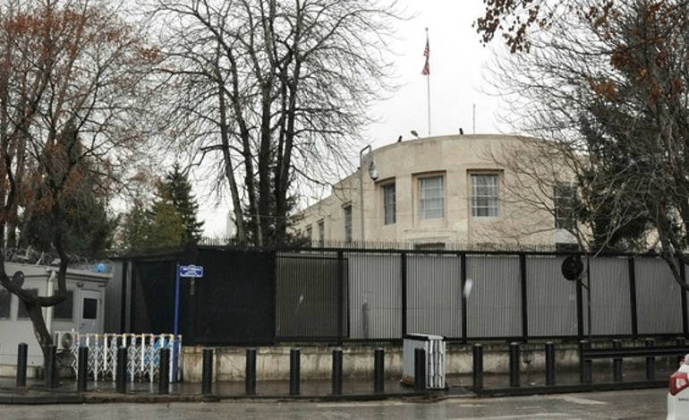 «Προβοκάτσια» οι σφαίρες κατά της πρεσβείας των ΗΠΑ, λέει εκπρόσωπος του Ερντογάν