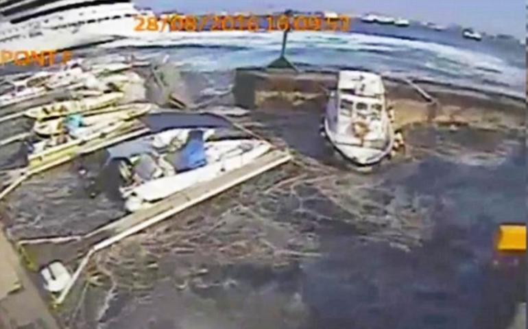 «Έπνιξε» το λιμάνι της Μεσσίνα κρουαζιερόπλοιο (Video)
