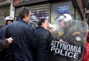 Πλειστηριασμοί: Επεισόδια και τραυματισμοί έξω από συμβολαιογραφείο στο κέντρο της Αθήνας