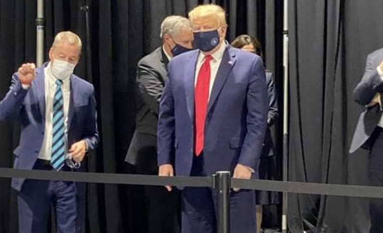 O Τραμπ φοράει μάσκα όταν δεν τον βλέπουν οι δημοσιογράφοι