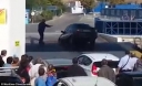 Ανυπόμονος οδηγός πέφτει με το αυτοκίνητό του στη θάλασσα (video)