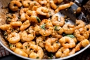 Γαρίδες με κόλιαντρο και σάλτσα δυόσμο: εύκολο, γρήγορο, νόστιμο και εντυπωσιακό