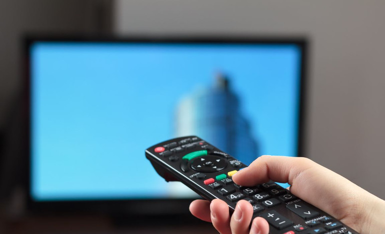 Η μείωση των τηλεοπτικών αδειών θα ενισχύσει τη διαπλοκή