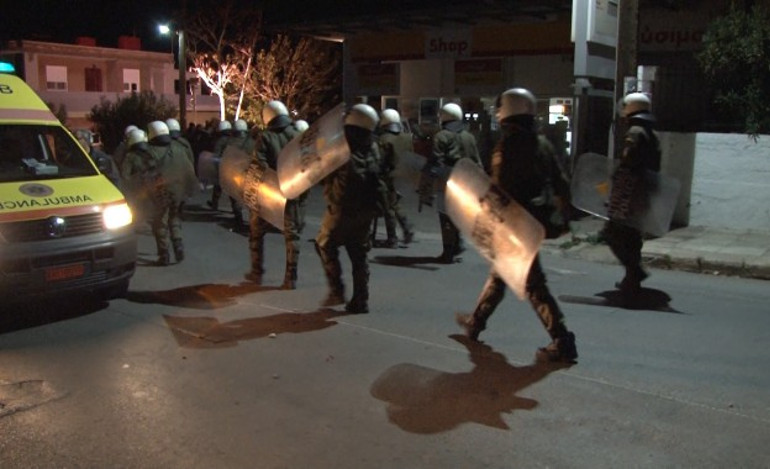 Μολότοφ, εμπρησμοί, βία και ξυλοδαρμοί γύρω από το κέντρο φιλοξενίας στην Χίο