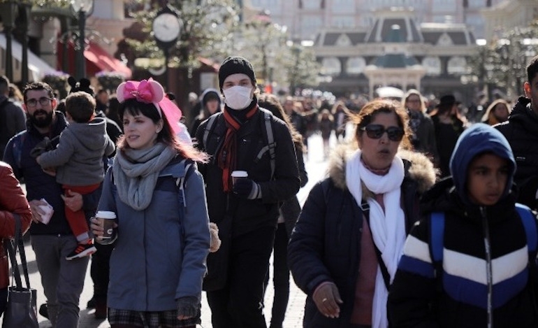 Κόσμος κυκλοφορεί με μάσκες στους δρόμους του Παρισιού