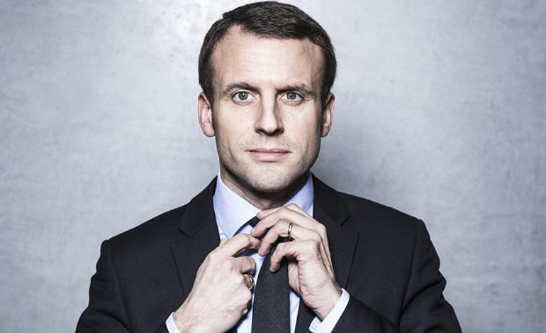 «Δημοκρατική επανάσταση» για τη Γαλλία επαγγέλλεται ο Μακρόν