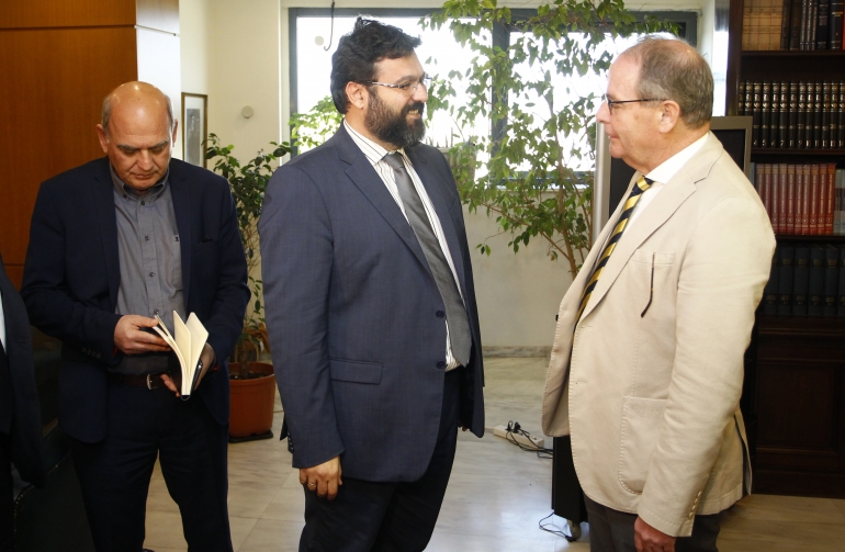 Ο πρόεδρος της ΕΠΟ Β. Γραμμένος, ο υφυπουργός Κ. Βασιλειάδης και ο εκπρόσωπος της FIFA Χ. Χούμπελ