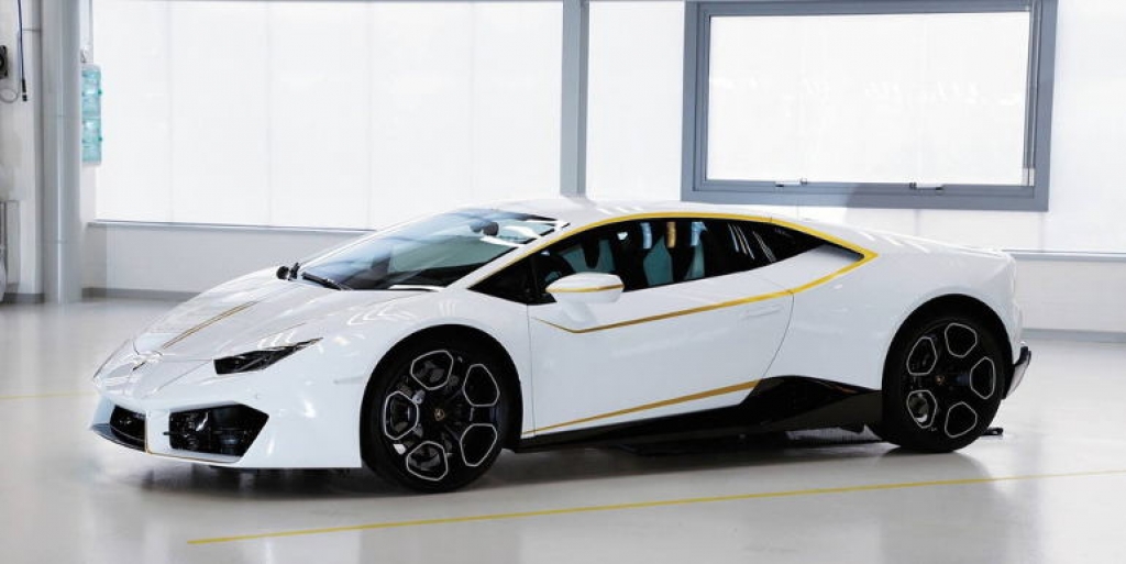 Η Lamborghini Huracan με την υπογραφή του Πάπα πουλήθηκε 700.000+ ευρώ