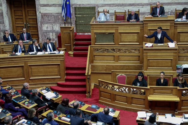 Σύγκρουση Μητσοτάκη - Τσίπρα στη Βουλή για το άσυλο