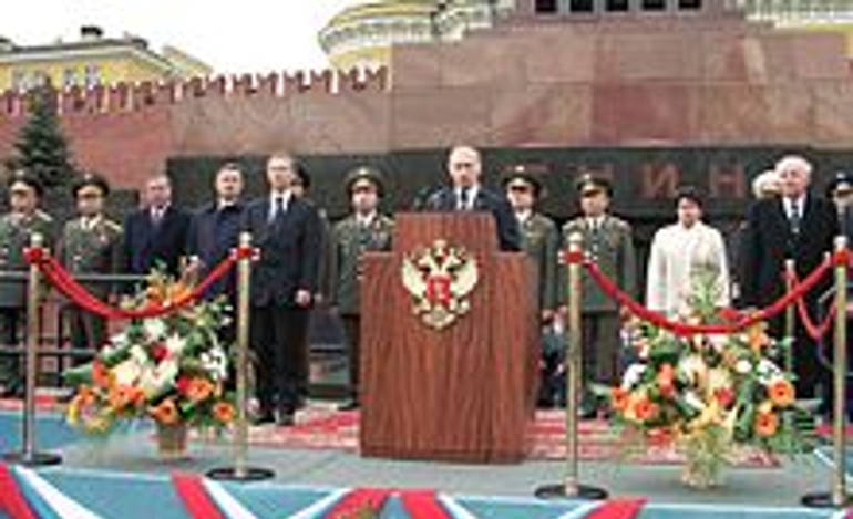 O πρόεδρος Πούτιν, μπροστά στο μαυσωλείο