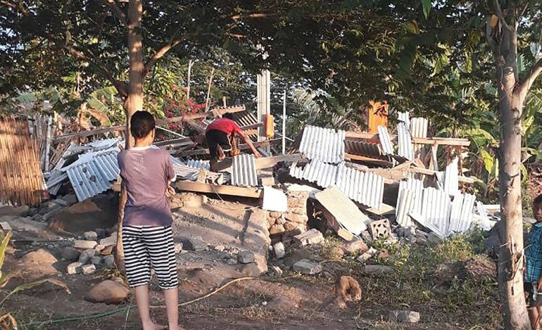 Σεισμός 6,4 Ρίχτερ με 12 νεκρούς στα τουριστικά νησιά της Ινδονησίας