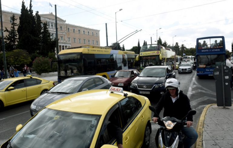 Ευρωβαρόμετρο: Ένας στους δύο Έλληνες οδηγοί δεν φορούν ζώνη και 7 στους 10 βρίζουν τους άλλους
