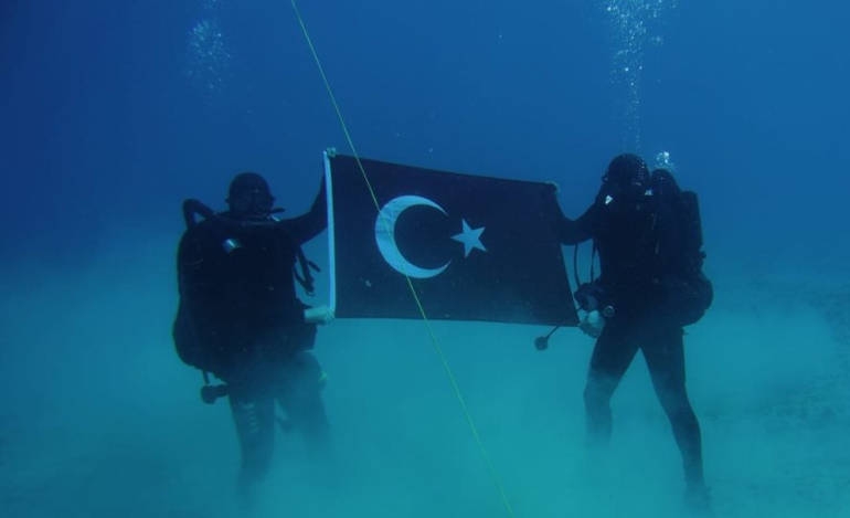 Τούρκοι δύτες φωτογραφίζονται με τουρκική σημαία στον βυθό της Σούδας