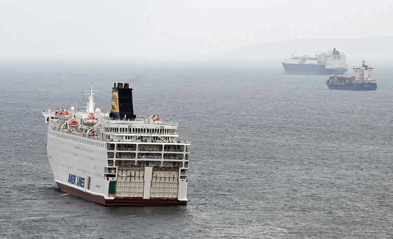 Το πλοίο Ελευθέριος Βενιζέλος μεταφέρει ναυτικούς διαφόρων εθνικοτήτων