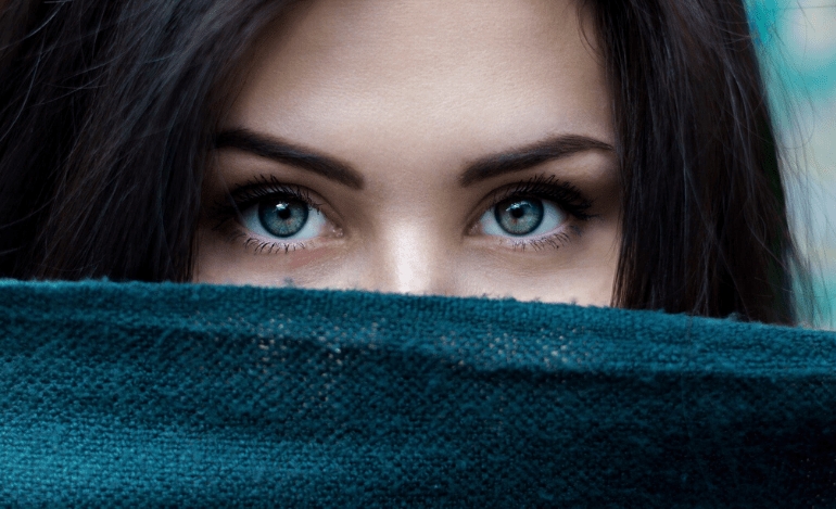 Πρησμένα μάτια και σακούλες: Πώς μπορείτε να απαλλαγείτε