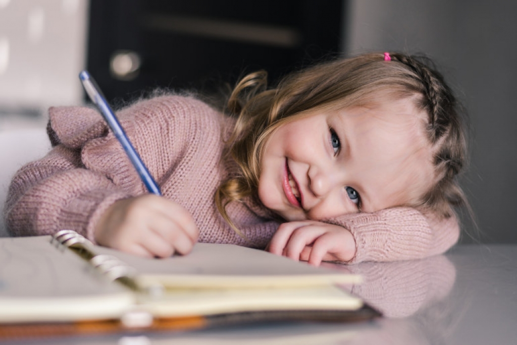Πώς τα παιδιά κατακτούν τη γραφή – Τα αναπτυξιακά στάδια