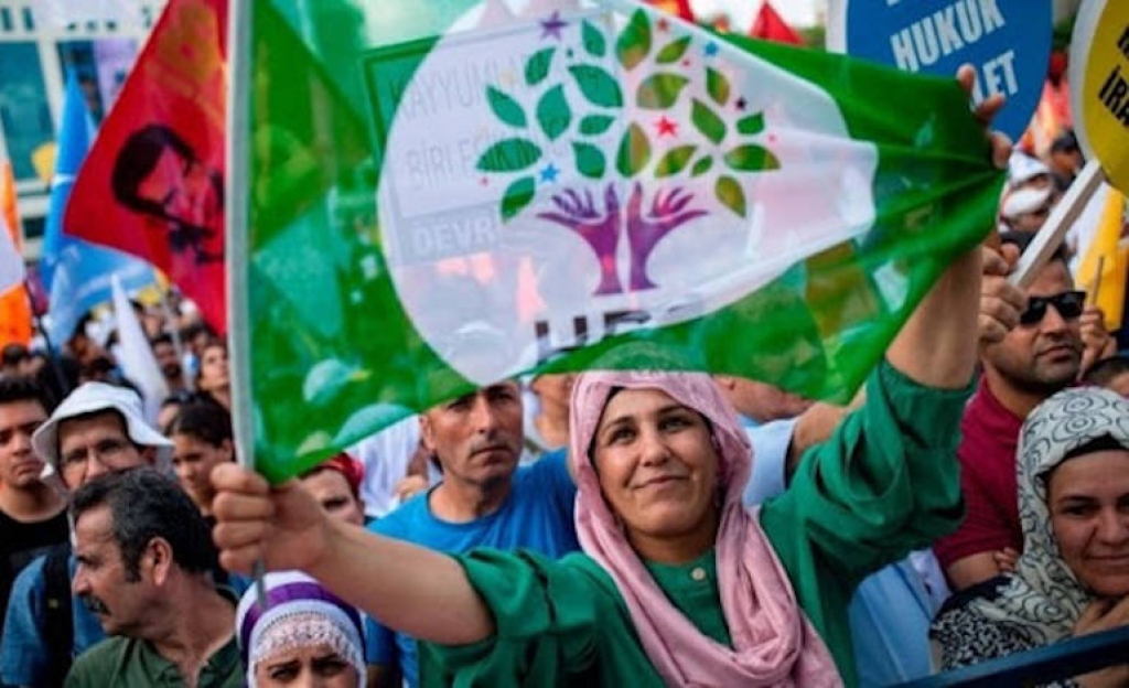 Η Τουρκία εξετάζει την απαγόρευση του HDP για σχέσεις με το PKK