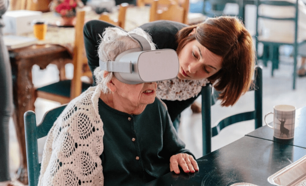 H εικονική πραγματικότητα στα γηροκομεία: μια συνεργασία του Μουσείου Κυκλαδικής Τέχνης και της seveneleven