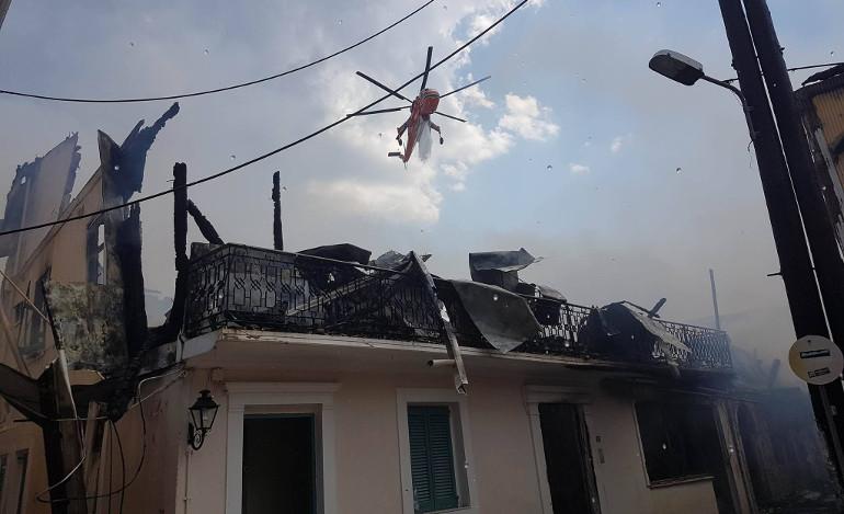 Μεγάλες καταστροφές από τη φωτιά στην παλαιά πόλη της Λευκάδας