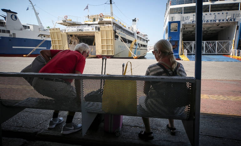 Στους 180.000 οι εγκλωβισμένοι στα νησιά ξένοι τουρίστες λόγω της απεργίας των ναυτικών