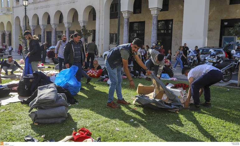 Πρόσφυγες και μεταναστες, στο Α,Τ. Λευκού Πυργου, στην πλατεία Αριστοτέλους της Θεσσαλονίκης απαιτούν να καταγραφούν από την ΕΛΑΣ