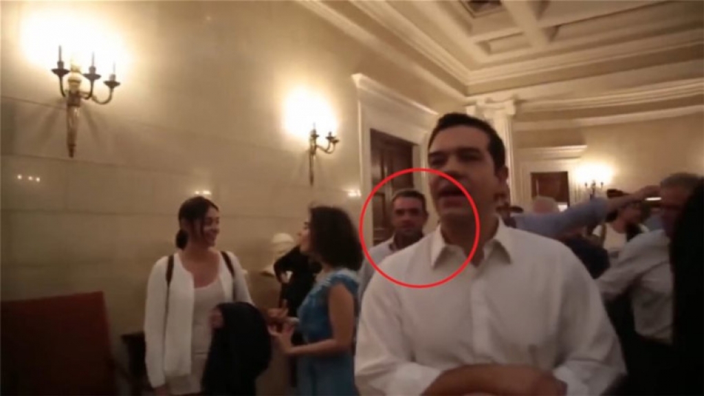 O Πετσίτης με τον Τσίπρα στο Μαξίμου το βράδυ του δημοψηφίσματος (video)