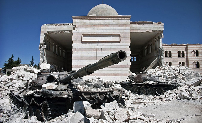 Κατεστραμμένο τανκ στην Αζάζ της Συρίας. Το μέτωπο βρίσκεται σήμερα στην Ιντλίμπ.