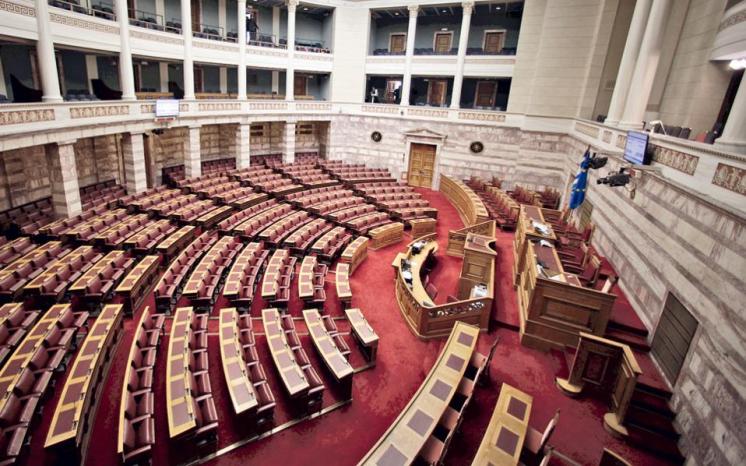 Άρον-άρον απόσυρση τροπολογίας ΣΥΡΙΖΑ για τα τσιγάρα στα ψιλικατζίδικα