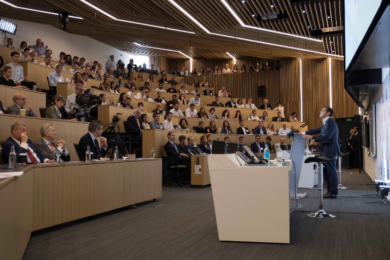 Τσίπρας στο London Business School: Οι φωτεινότερος μέρες είναι μπροστά μας