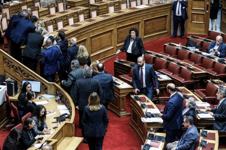 Βουλή: Συνεχίζεται η κόντρα για τον τρόπο εκλογής του ΠτΔ