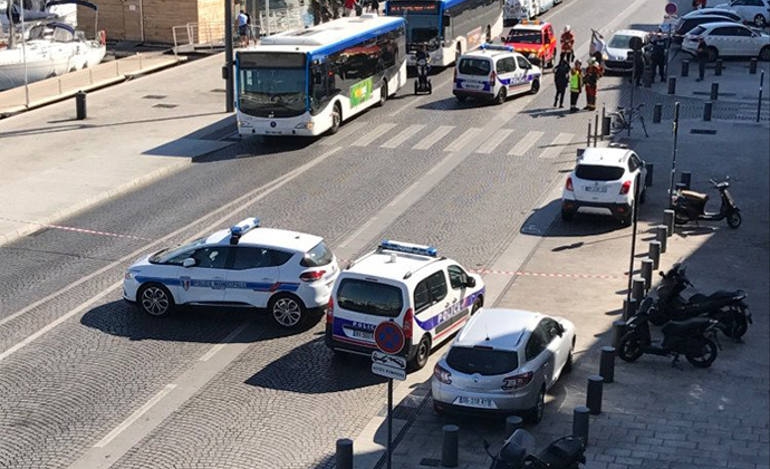 Μια νεκρή από αυτοκίνητο που έπεσε σε δύο στάσεις λεωφορείου στη Μασσαλία