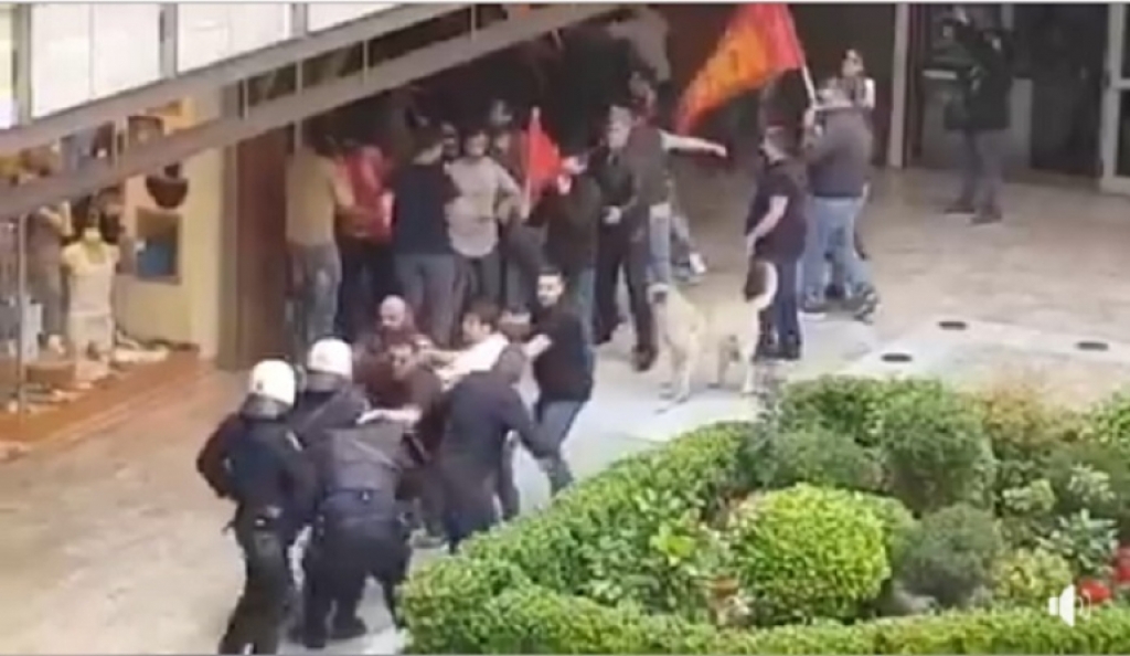 Θεσσαλονίκη: Διαδηλωτής κατά του πολέμου στη Συρία χτυπά άνδρα των ΜΑΤ (Video)