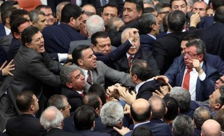 Ο Ερντογάν πέρασε τη συνταγματική αναθεώρηση απο τη βουλή με 343 ψήφους και μία σπασμένη μύτη