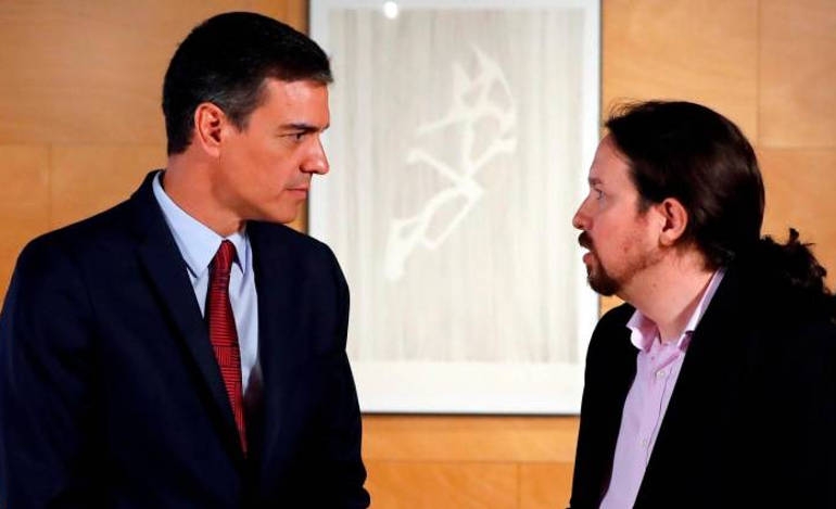 Ο Πέδρο Σάντσεθ των Σοσιαλιστών (αριστερά) και ο Πάμπλο Ιγγλέσιας των Podemos (δεξιά)