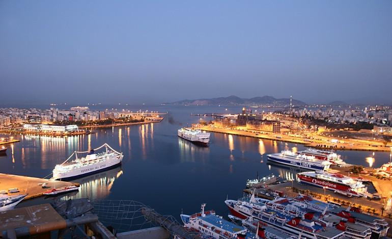 H COSCΟ ρίχνει άγκυρα 500 εκ. στον Πειραιά αλλά ζητάει μείωση των απεργιών
