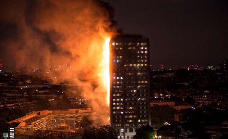 Νέο σοκ για τη Βρετανία: Ασφαλιστικές εταιρείες είχαν προειδοποιήσει την κυβέρνηση για τους κινδύνους στους ουρανοξύστες