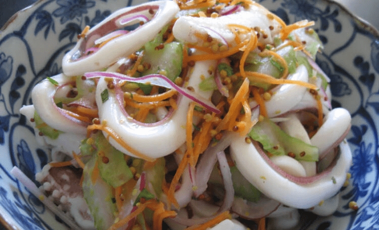 Καλαμάρι σαλάτα με ινδική καρύδα